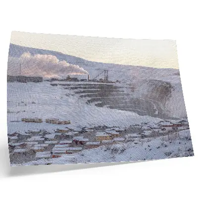 Stampa su tela moderna raffigurante paesaggio invernale con colline e un camino