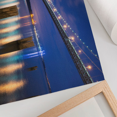 Poster dai colori saturi Ponte notturno bagliore riflesso sull'acqua armonia