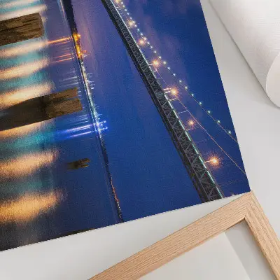 Poster dai colori saturi ponte notturno con bagliore riflesso sull'acqua
