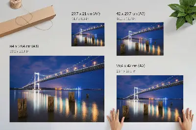 Poster dai colori saturi ponte notturno con bagliore riflesso sull'acqua