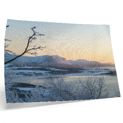 Poster murale di alta qualità Paesaggio invernale di montagne, acqua e alberi al crepuscolo