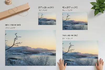 Poster murale di alta qualità paesaggio invernale con montagne, acqua e alberi al crepuscolo