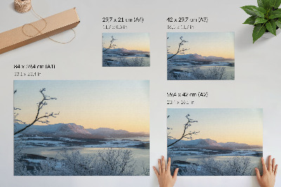 Poster murale di alta qualità Paesaggio invernale di montagne, acqua e alberi al crepuscolo