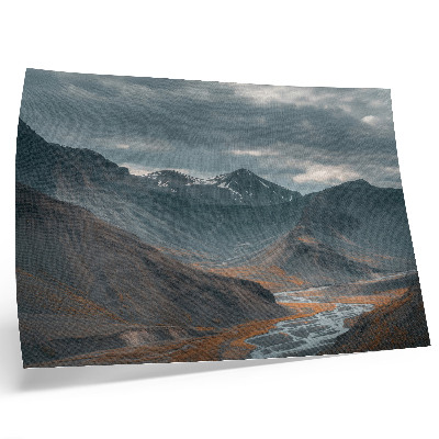 Poster dai colori saturi Montagne malinconiche, ruscelli arancioni, nuvole drammatiche