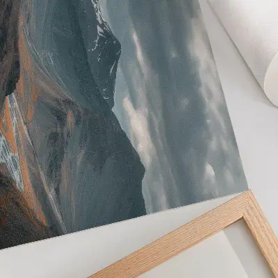 Poster dai colori saturi con montagne malinconiche, ruscelli arancioni e nuvole drammatiche