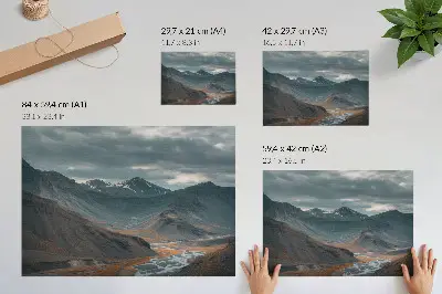 Poster dai colori saturi con montagne malinconiche, ruscelli arancioni e nuvole drammatiche