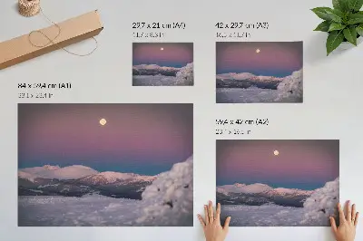Poster murale di alta qualità con montagne innevate sotto una luna rosa pastello