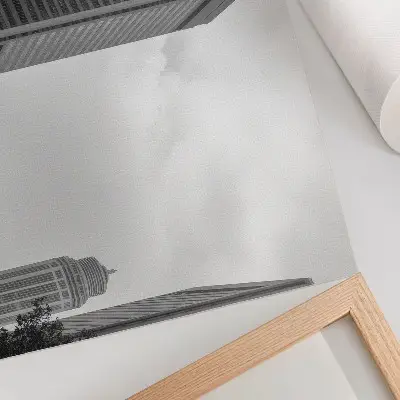 Poster con grattacieli moderni dai colori saturi in stile monocromatico cittadino