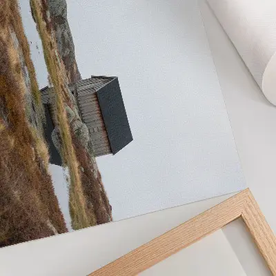 Poster casetta di legno, brughiera e acqua calma