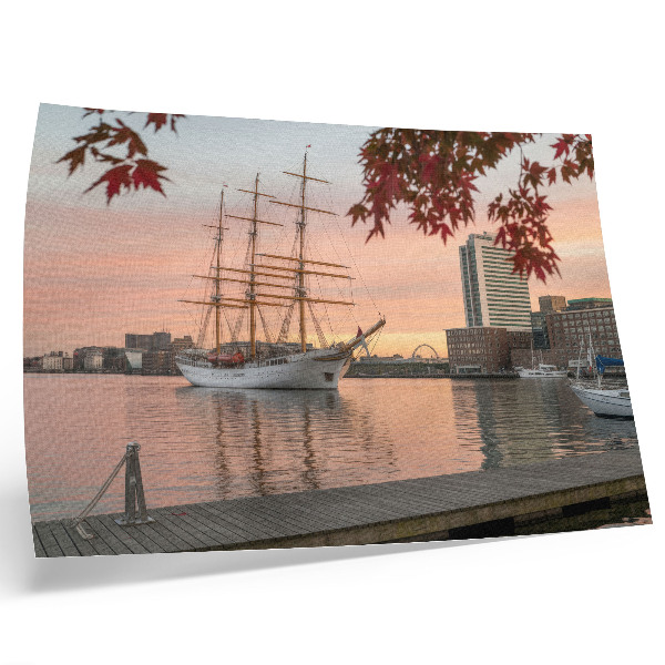 Poster Una nave a vela al tramonto, un panorama tranquillo della città