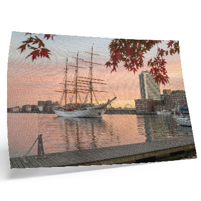 Poster Una nave a vela al tramonto, un panorama tranquillo della città
