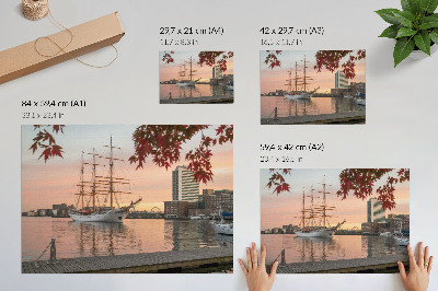 Poster Una nave a vela al tramonto, un panorama tranquillo della città