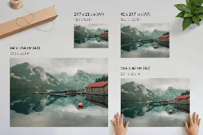 Poster lago di montagna con riflessi, barche in legno e atmosfera di pace