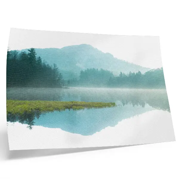 Un lago tranquillo tra verdi montagne poster dai colori saturi