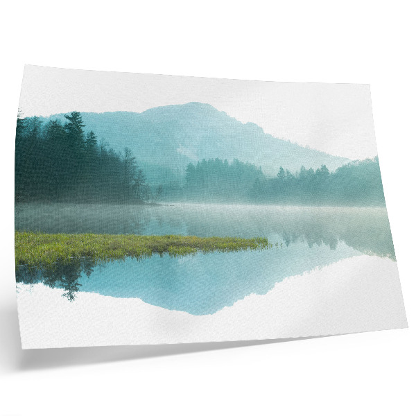 Poster dai colori saturi Un lago tranquillo tra verdi montagne