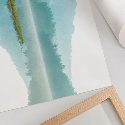 Un lago tranquillo tra verdi montagne poster dai colori saturi