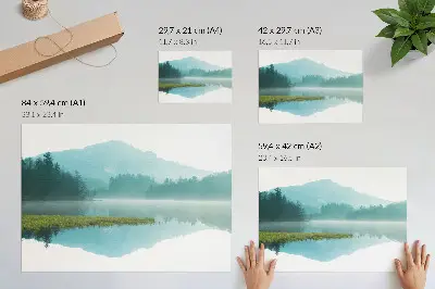Un lago tranquillo tra verdi montagne poster dai colori saturi