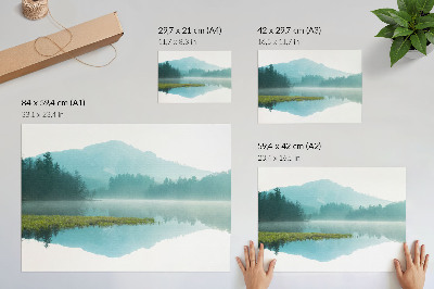 Poster dai colori saturi Un lago tranquillo tra verdi montagne