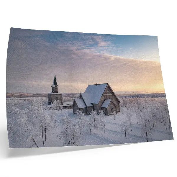 Poster murale di alta qualità paesaggio invernale con una chiesa in legno