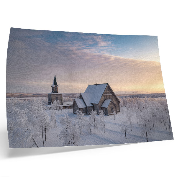 Poster murale di alta qualità Un tranquillo paesaggio invernale con una chiesa in legno.