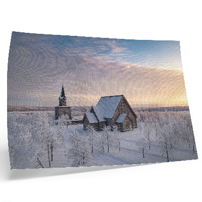 Poster murale di alta qualità Un tranquillo paesaggio invernale con una chiesa in legno.