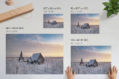 Poster murale di alta qualità Un tranquillo paesaggio invernale con una chiesa in legno.