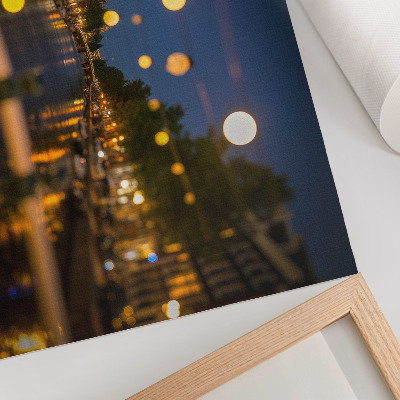 Poster dai colori saturi Una città incantevole di notte, con le luci riflesse nell'acqua.
