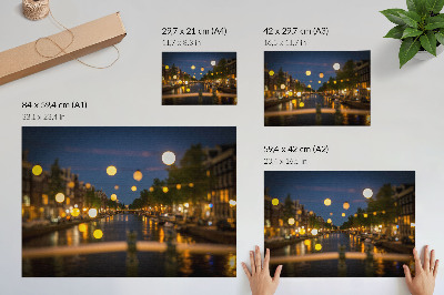 Poster dai colori saturi Una città incantevole di notte, con le luci riflesse nell'acqua.