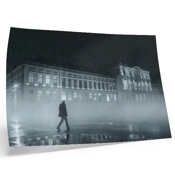 Nebbia notturna della città, edificio monumentale poster dai colori saturi