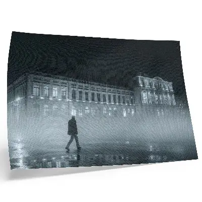 Nebbia notturna della città, edificio monumentale poster dai colori saturi