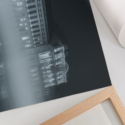 Poster dai colori saturi Nebbia notturna della città, edificio monumentale