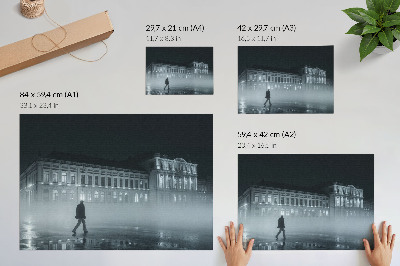 Poster dai colori saturi Nebbia notturna della città, edificio monumentale