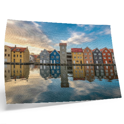 Poster dai colori saturi Case colorate in riva all'acqua, riflessi architettonici