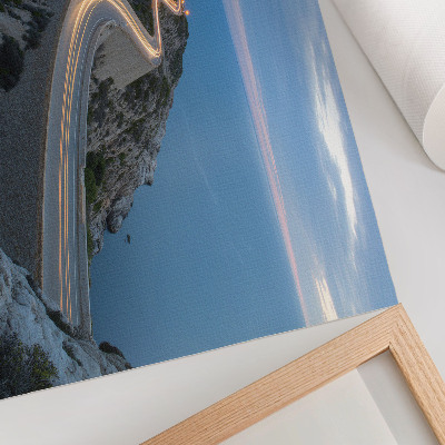 Poster murale di alta qualità Un paesaggio pittoresco con una lanterna e una strada tortuosa di notte
