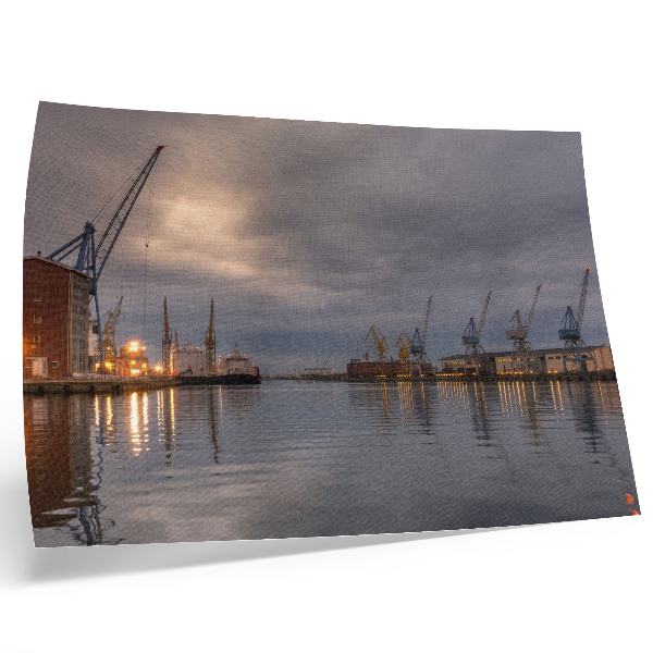 Poster dai colori saturi Gru portuali atmosferiche riflesse nell'acqua
