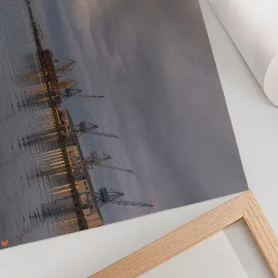 Gru portuali riflesse nell'acqua poster dai colori saturi