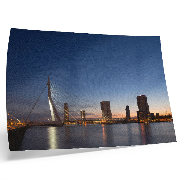 Poster murale di alta qualità Ponte e città al crepuscolo, illuminate dalle luci scintillanti.