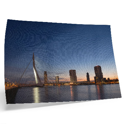 Poster murale di alta qualità Ponte e città al crepuscolo, illuminate dalle luci scintillanti.