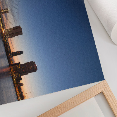 Poster murale di alta qualità Ponte e città al crepuscolo, illuminate dalle luci scintillanti.