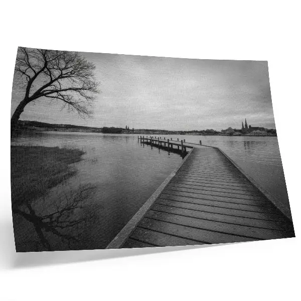 Poster con paesaggio lacustre in bianco e nero con pontile di legno e colori saturi