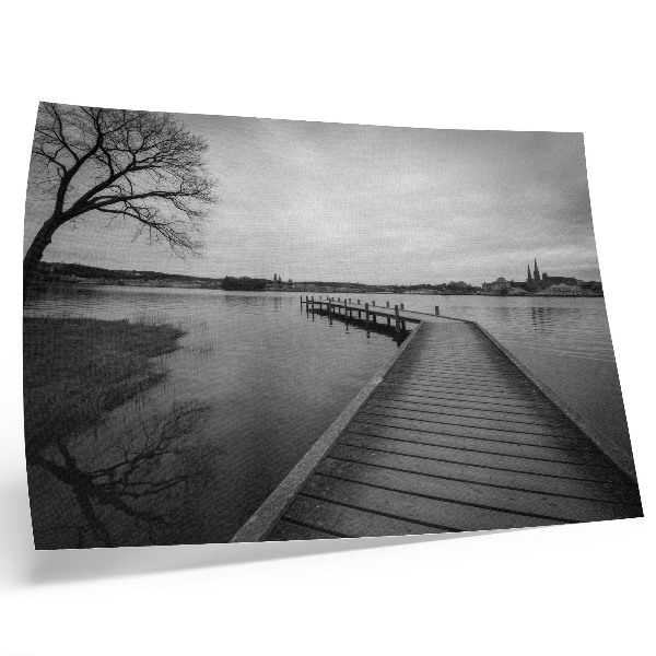 Poster dai colori saturi Paesaggio in bianco e nero, pontile di legno, lago tranquillo
