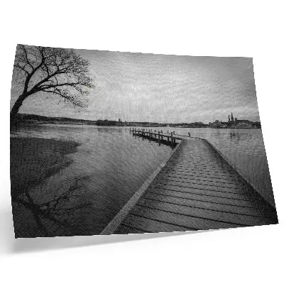Poster con paesaggio lacustre in bianco e nero con pontile di legno e colori saturi