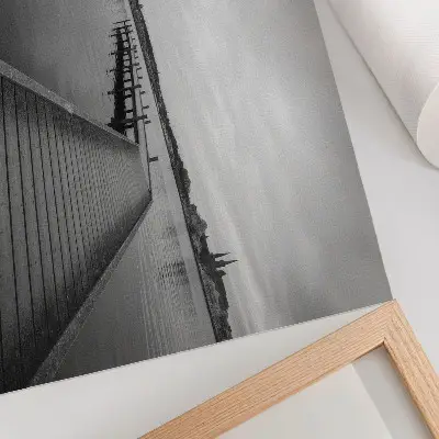 Poster con paesaggio lacustre in bianco e nero con pontile di legno e colori saturi