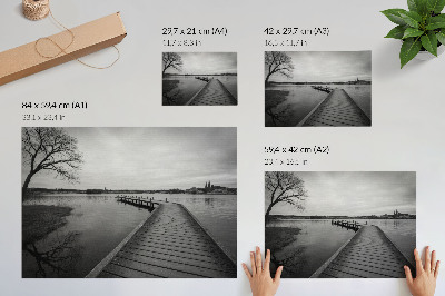 Poster dai colori saturi Paesaggio in bianco e nero, pontile di legno, lago tranquillo