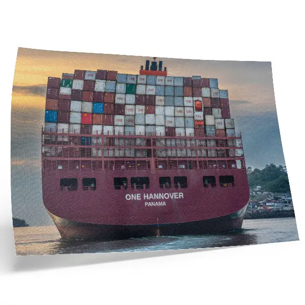 Poster murale di alta qualità raffigurante una nave portacontainer carica di container colorati sull'acqua