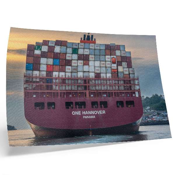 Poster murale di alta qualità Una nave portacontainer carica di container colorati sull'acqua