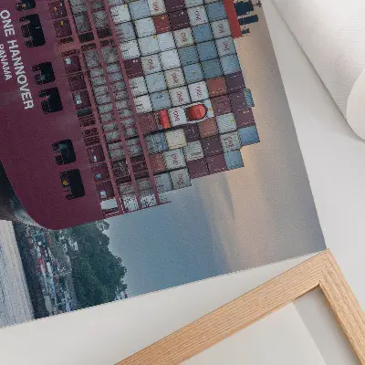 Poster murale di alta qualità raffigurante una nave portacontainer carica di container colorati sull'acqua