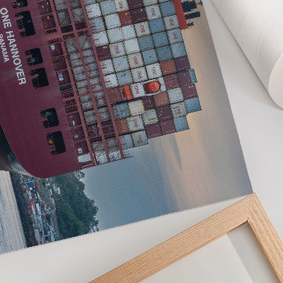 Poster murale di alta qualità Una nave portacontainer carica di container colorati sull'acqua