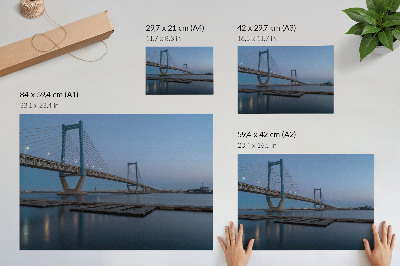 Poster murale di alta qualità Ponte sullo sfondo del crepuscolo, acqua calma, modernità