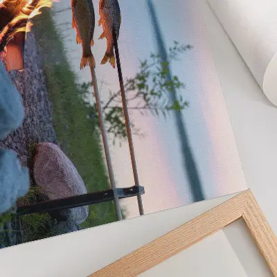 Stampa su tela moderna Falò in riva al lago con pesce allo spiedo